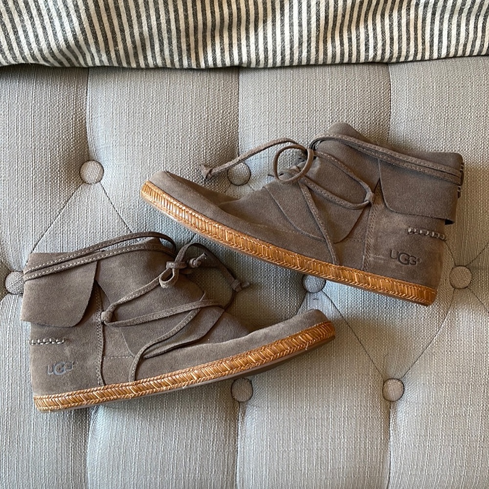 Ugg Reid Leather Moccasins Taupe Suede Booties. Size 9.5